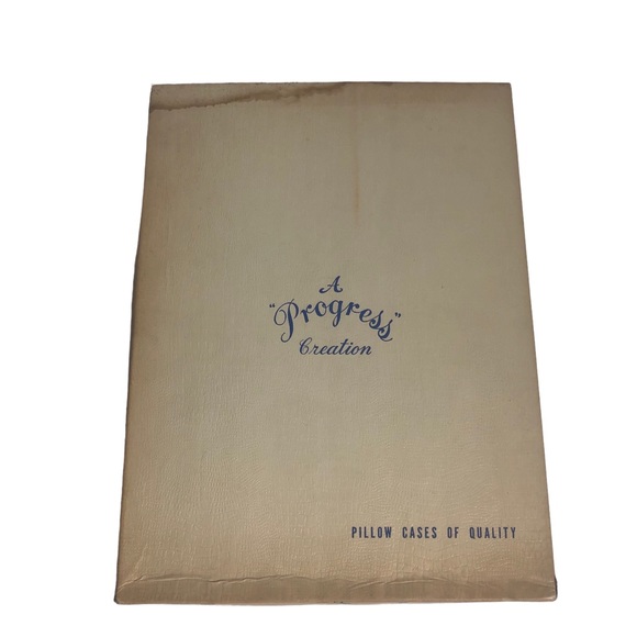 Progress embroidered white/pink flower vintage pillowcase set. New in box - Picture 5 of 5